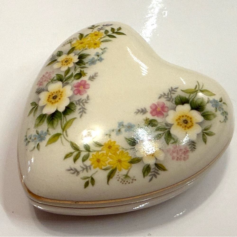Vintage Sadler England Heart-Shaped Trinket Box – Floral Porcelain